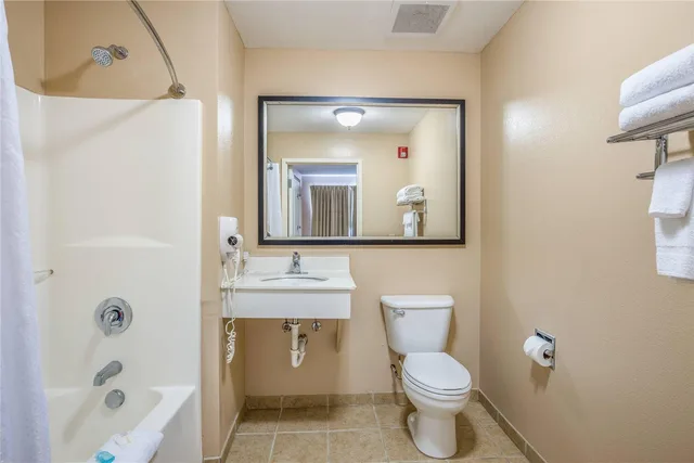 جناح بسريرين كوين لذوي الإعاقة، MainStay Suites Port Saint Joe South 2/3