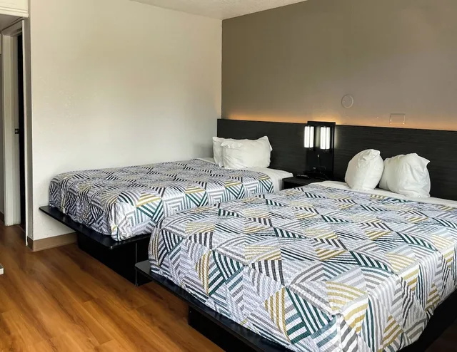 2 Full Beds - Non-Smoking, Micfridge، Motel6 Cheyenne, WY 1/5