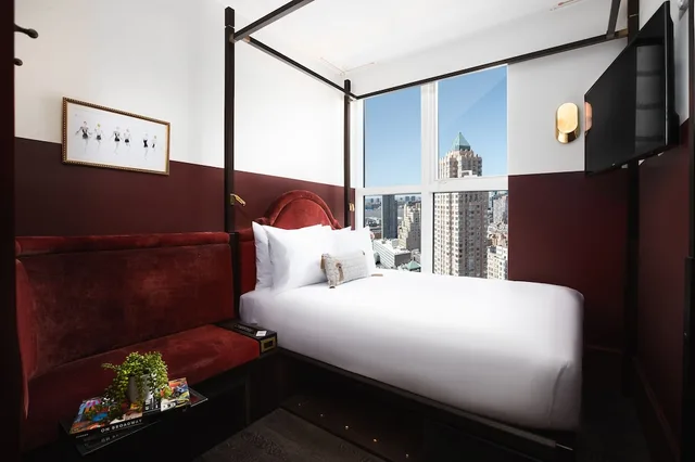 Cozy, Queen Bed, Civilian Hotel 4/7