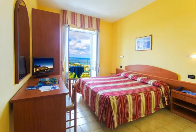 غرفة بسرير مزدوج أو سريرين منفصلين بإطلالة على البحر، Parco dei Principi Resort & Spa Ischia 2/7