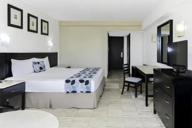 غرفة بسرير كينج بإطلالة على الحديقة، Krystal Ixtapa All Inclusive 3/4
