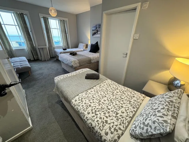 Gold, Family, Twin Beds, 1 Double and 1 Single Bed, Sea View, Sofa، Hotel Mon Ami 2/5