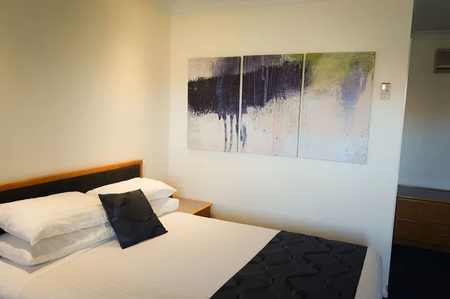 غرفة تنفيذية بسرير كوين، West End Motor Lodge 7/10