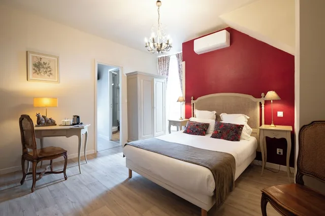 غرفة عائلية بسرير كوين وسريرين منفصلين، Hotel La Couleuvrine 1/8