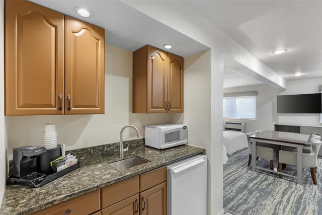 Suite, Murphy Bed, 2 Queen Beds, Sofa, Bathtub, Accessible، Best Western Alpenglo Lodge 9/10