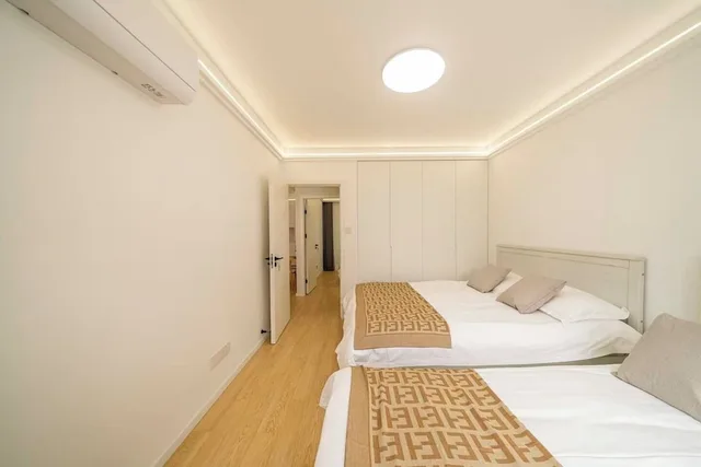 Senior, Apartment, 1 Queen and 1 Single Bed، Book and Bed-People's Square 2/10