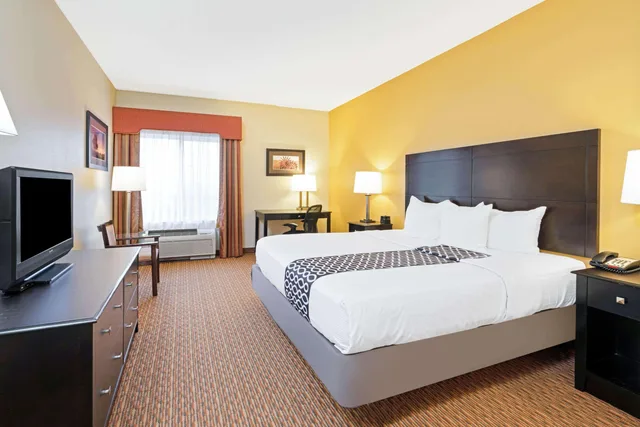 غرفة تنفيذية بسرير كينج، La Quinta Inn & Suites by Wyndham Stillwater-University Area 1/1
