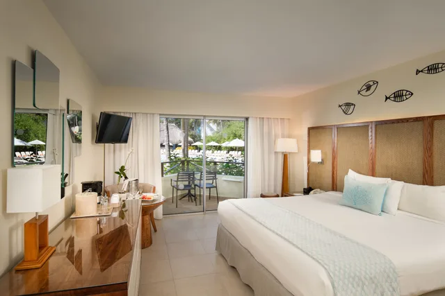 غرفة بسرير كينج بإطلالة على المسبح، Impressive Punta Cana 1/6