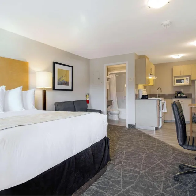 Coast, King Bed, Queen Bed, Kitchenette، Coast Osoyoos Beach Hotel 1/6