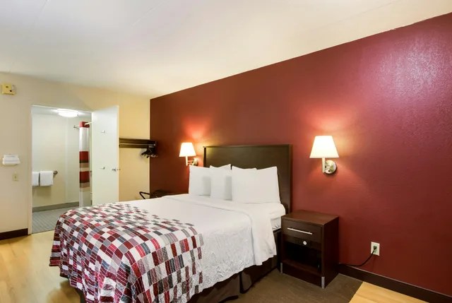 غرفة بسرير كينج لذوي الإعاقة، Red Roof Inn Kalamazoo East 3/9