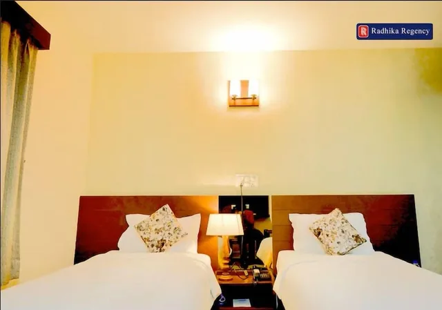 غرفة قياسية بسريرين منفصلين، HOTEL RADHIKA REGENCY 7/10