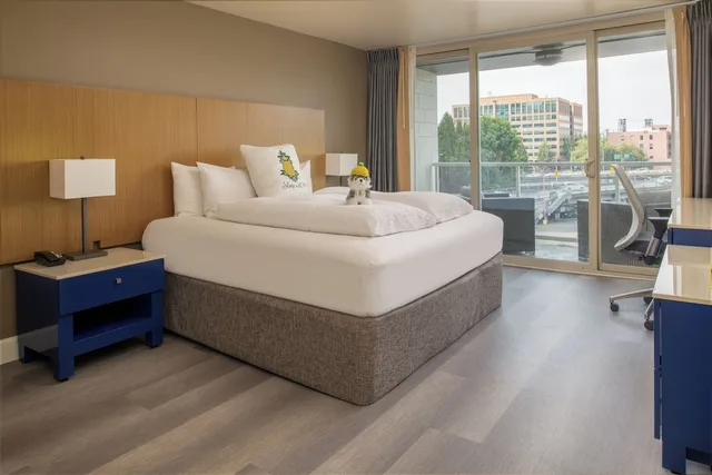 Cityscape, King Bed, Balcony، Hotel Rose - A Staypineapple Hotel 1/2