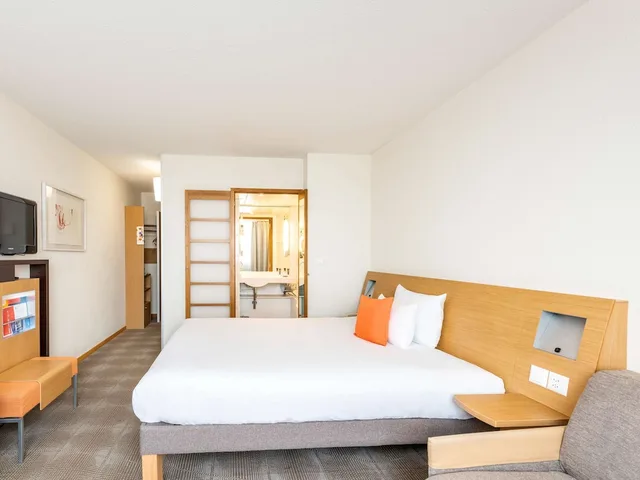 غرفة سوبيريور بسرير كوين مع أريكة، Novotel Bern Expo 2/10