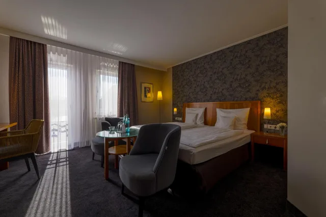 غرفة كومفورت بسرير مزدوج بإطلالة على البحيرة، Seehotel Niedernberg - Das Dorf am See 3/5