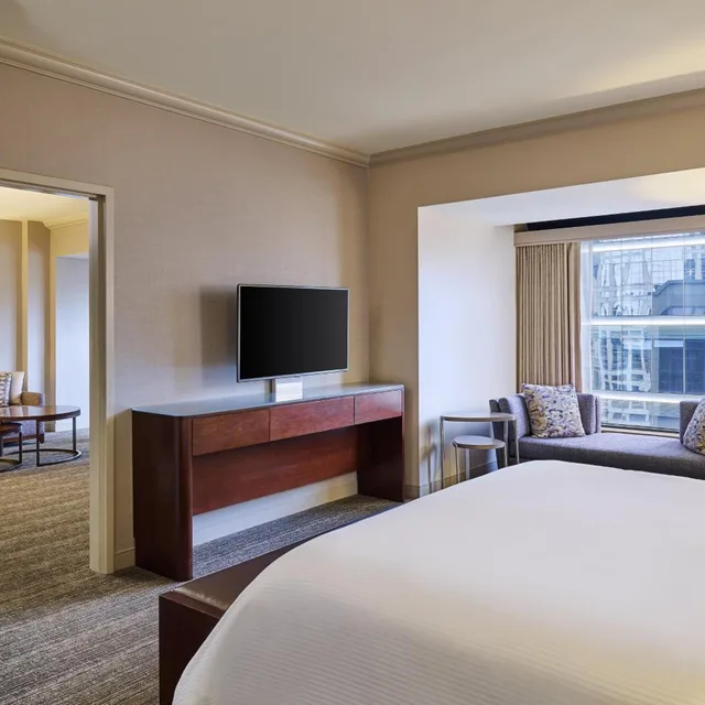 غرفة بسرير كينج بحوض استحمام لذوي الإعاقة، Westin Chicago River North 1/2