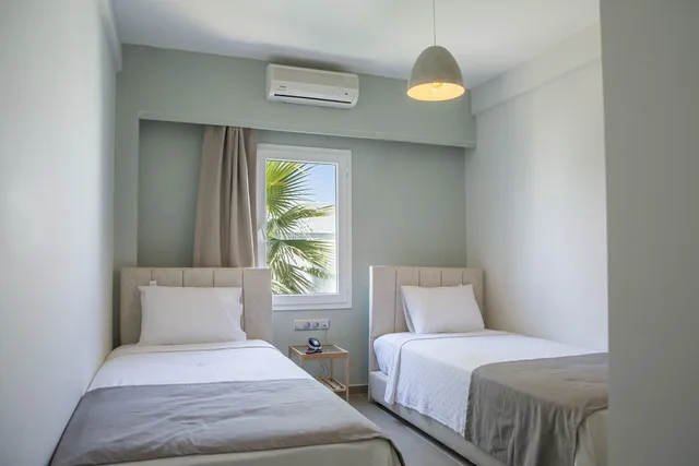 غرفة قياسية بسرير كوين وسريرين منفصلين بشرفة بغرفتي نوم بإطلالة جزئية على البحر، Yaz Beach Hotel 1/10