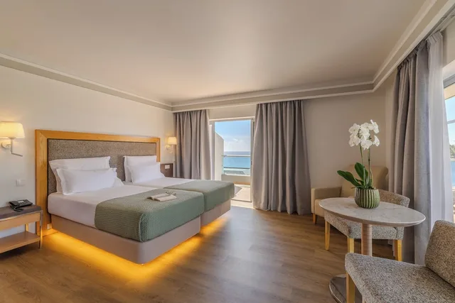 Junior Suite, Queen Bed, Pestana Carlton Madeira 2/10