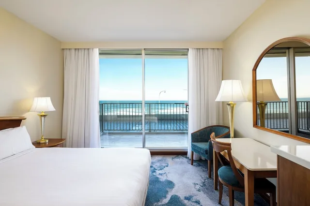 Middle, Queen Bed, Ocean View، Noahs On The Beach 1/4