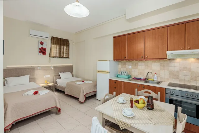 شقة بسرير مزدوج وسريرين منفصلين بإطلالة على الجبل بغرفة نوم واحدة، Sunrise Hotel and Apartments Rodakino 1/9