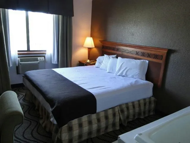 غرفة بسرير كينج بجاكوزي، Oscoda Lakeside Hotel 1/1