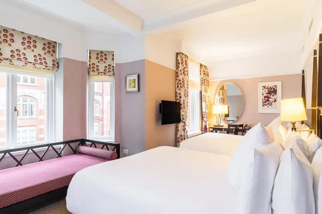 غرفة عائلية بسريرين كوين بإطلالة على الفناء، ST ERMINS HOTEL 3/9