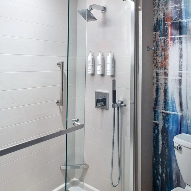غرفة بسرير كينج بحوض استحمام لذوي الإعاقة، Atlanta Airport Marriott Gateway 7/9