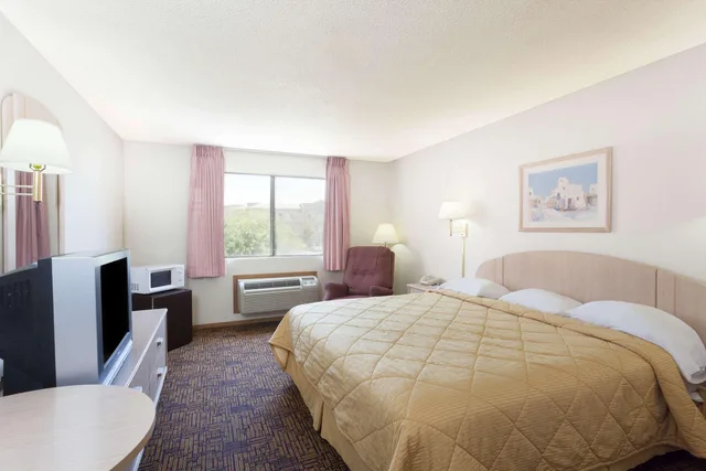 غرفة بسرير كوين لذوي الإعاقة، Super 8 by Wyndham Yuma 1/3