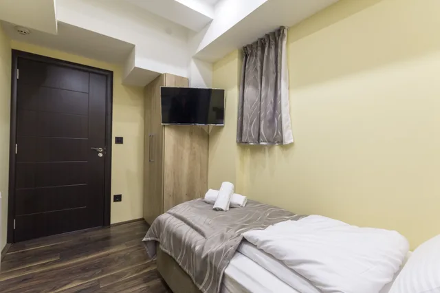 Economy, Single, Single Bed, Madison Rooms 4/7