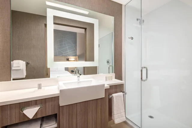 جناح بسرير كينج مع سرير سحّاب إضافي مع أريكة بحوض استحمام لذوي الإعاقة، SpringHill Suites by Marriott Tifton 7/9