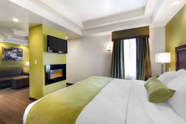 غرفة كبيرة بسرير كينج مع أريكة بحوض جاكوزي، Best Western Plus Cold Spring 1/4