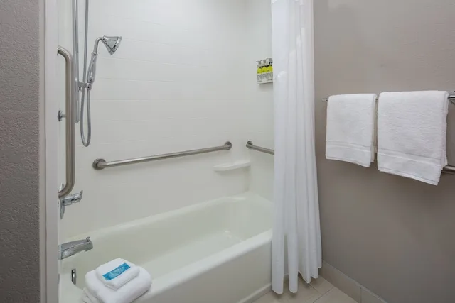 غرفة قياسية بسريرين كوين لذوي الإعاقة، Holiday Inn Express Hotel & Suites Surprise 4/4