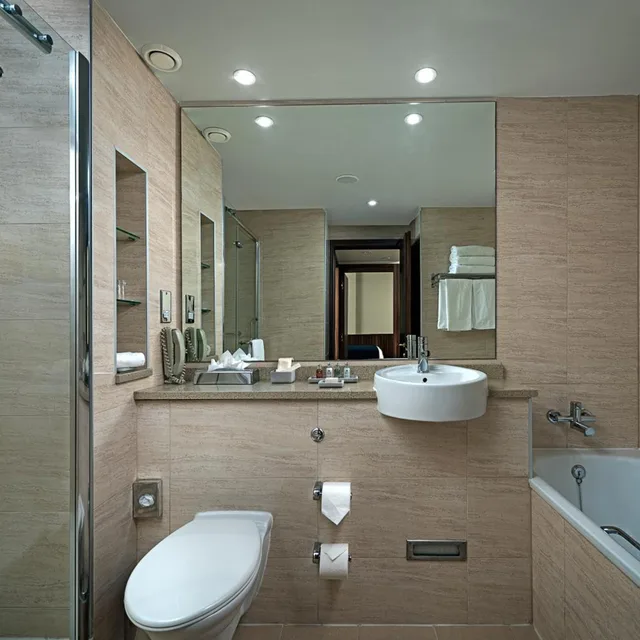 جناح جونيور، The Savoy Hotel 1/3