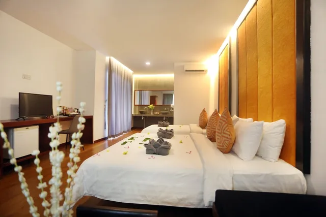 غرفة ديلوكس عائلية بسرير كينج وسرير فردي بإطلالة على المسبح بشرفة، Central Corner D Angkor 8/10