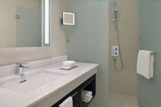 غرفة بسرير كينج بإطلالة على البحر، Delta Hotels Marriott City Center Doha 3/13