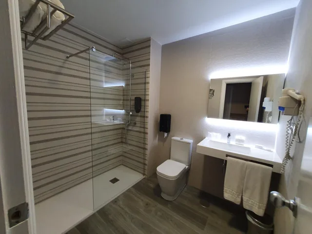 Room, Twin Beds, with Extra Bed, Hotel Azar 8/8