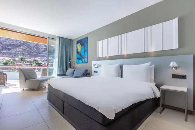 غرفة سوبيريور بسرير كينج بإطلالة على المسبح بشرفة، Radisson Blu Resort Spa Gran Canaria Mogan 2/10