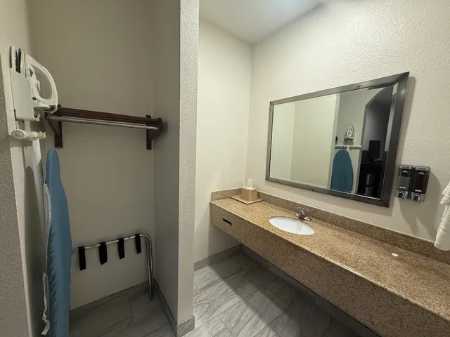 غرفة أساسية مفردة بسرير كينج مع أريكة، Regency Inn & Suites Baytown 8/8