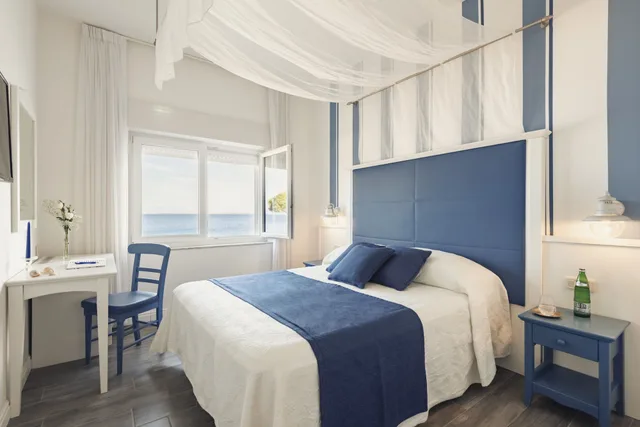 غرفة قياسية بسريرين منفصلين بإطلالة على البحر، La Caletta Hotel 5/8