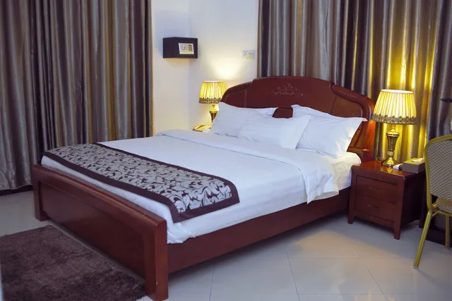 Executive, Suite, Queen Bed, Kingsbridge Royale Hotel 3/7