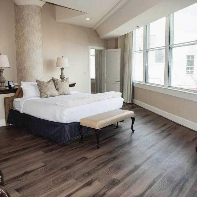 جناح غراند بسرير كينج بإطلالة على المدينة مع أريكة بجاكوزي، Haywood Park Hotel, Ascend Hotel Collection 1/5