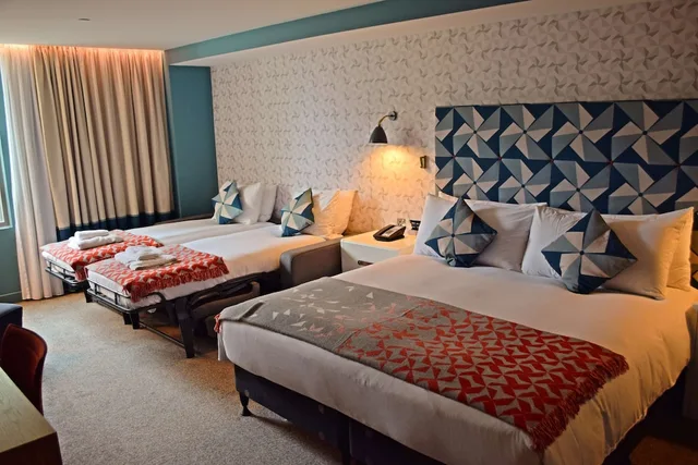 غرفة بسريرين منفصلين وسرير كينج وسرير كينج وسريرين منفصلين، Hilton Bournemouth 5/10