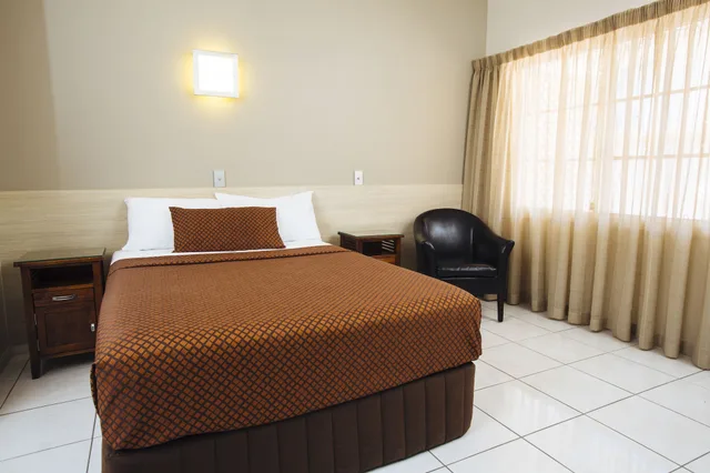 غرفة قياسية بسرير مزدوج وسرير فردي يُسمح فيها بالحيوانات الأليفة، City Oasis Inn Townsville SureStay Collection by BW 2/6