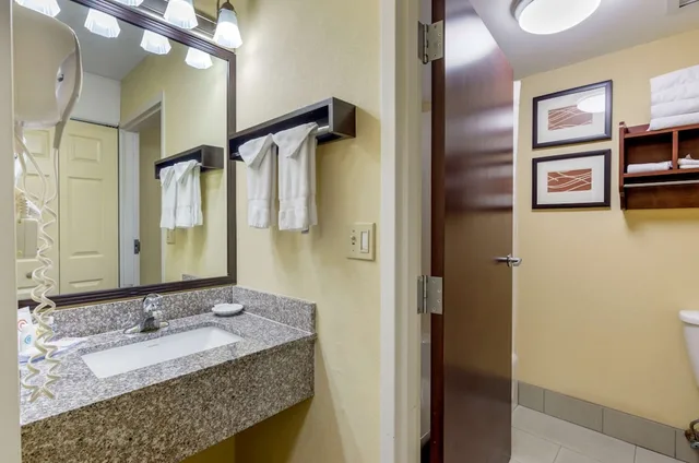 جناح مع أريكة، Comfort Inn and Suites Hillsville I-77 5/5