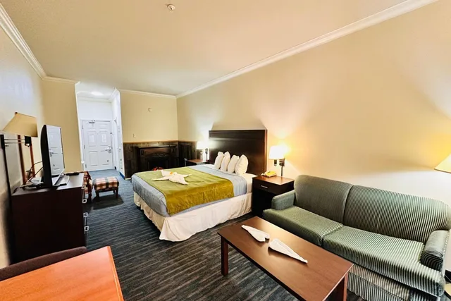 غرفة بسرير كينج لذوي الإعاقة، Coratel Inn and Suites By Jasper Ocean Shores 2/7