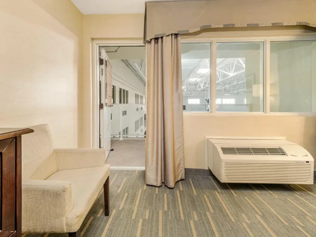 جناح بسرير كينج بإطلالة على المسبح مع أريكة، HOLIDAY INN LETHBRIDGE 6/6
