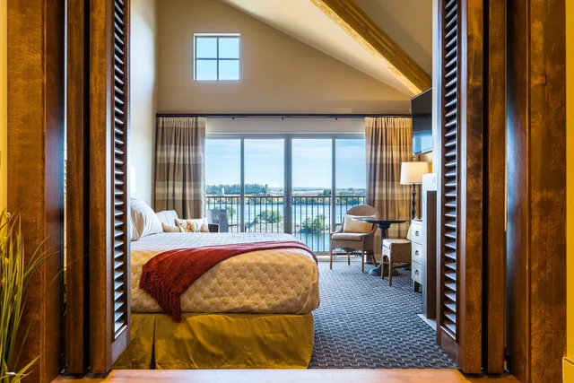 Grand, Premium, King Bed, River Front، The Lodge at Columbia Point 4/5
