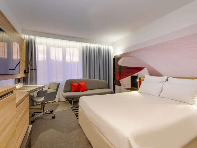 غرفة تنفيذية بسرير كينج وسرير كوين مع أريكة، Novotel Koeln City 1/6