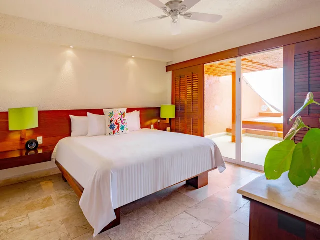 Junior Suite, Sea View, Las Brisas Ixtapa 2/4