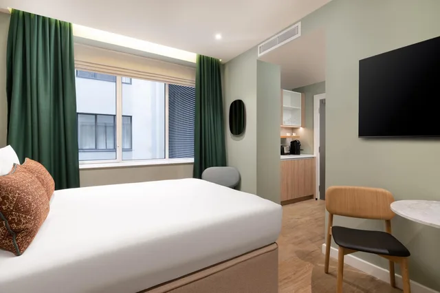 غرفة بشرفة، The Lincoln Suites 1/1