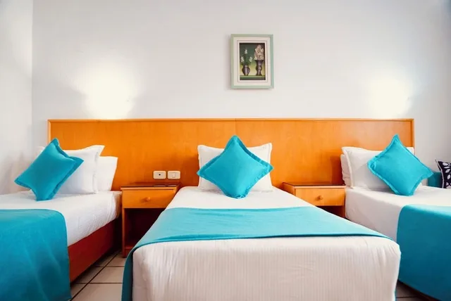 غرفة عائلية ثلاثية بثلاثة أسرّة، Hotel Le National 5/6